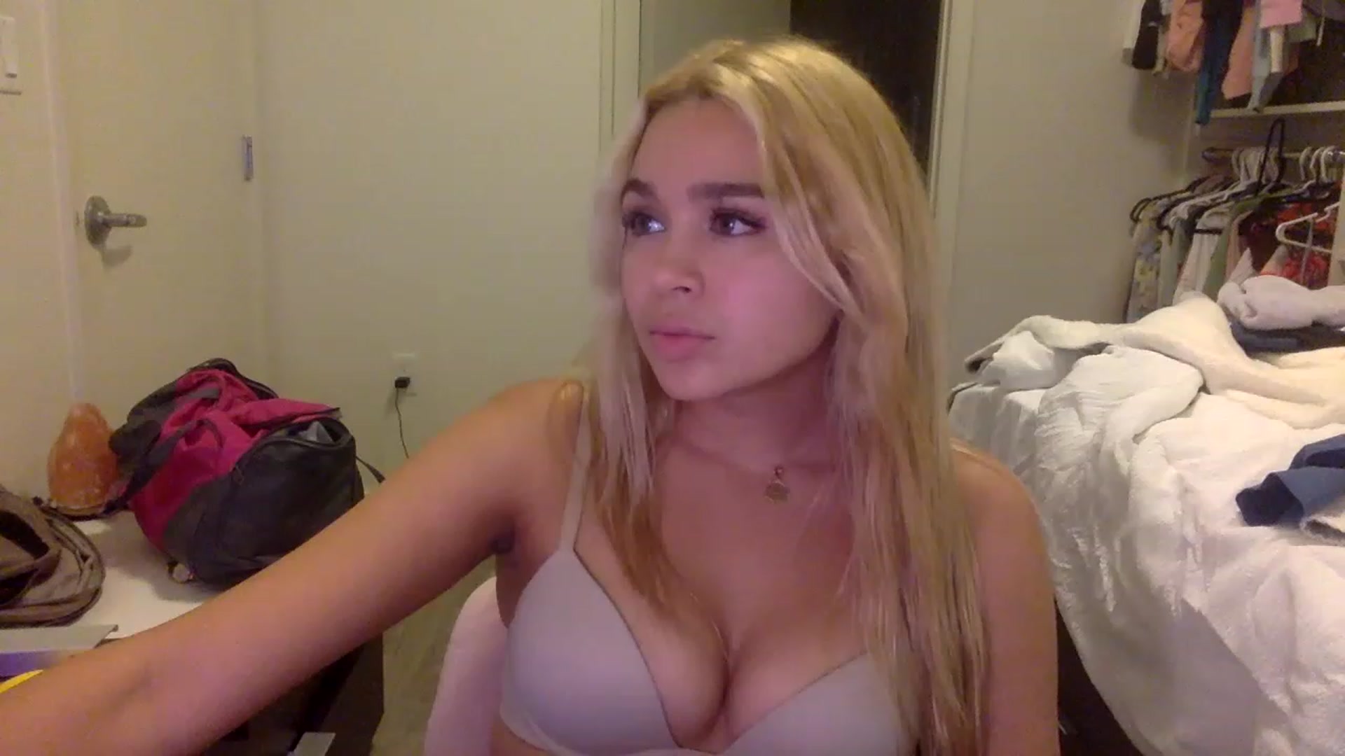 Gallery image thumbnail from sincerelypeny's myfreecams stream on, 11/28/2022, 03:18 image 17 of 20