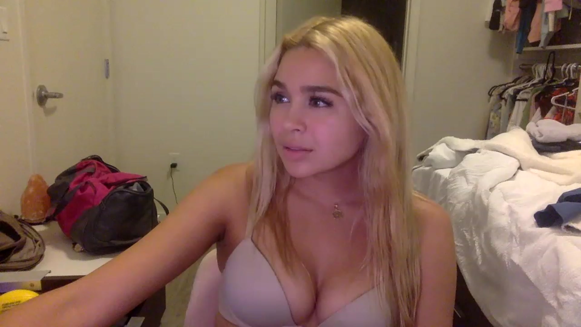 Gallery image thumbnail from sincerelypeny's myfreecams stream on, 11/28/2022, 03:18 image 19 of 20