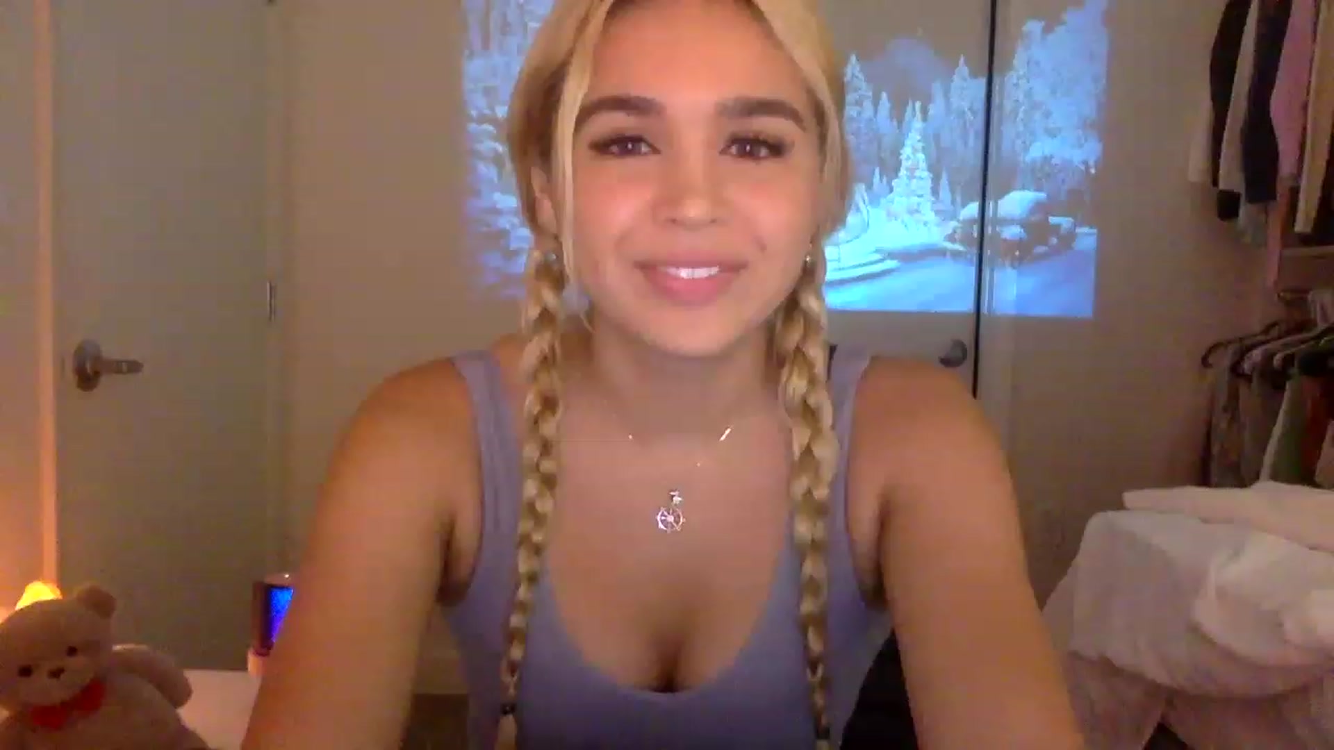 Gallery image thumbnail from sincerelypeny's myfreecams stream on, 12/15/2022, 01:59 image 13 of 20