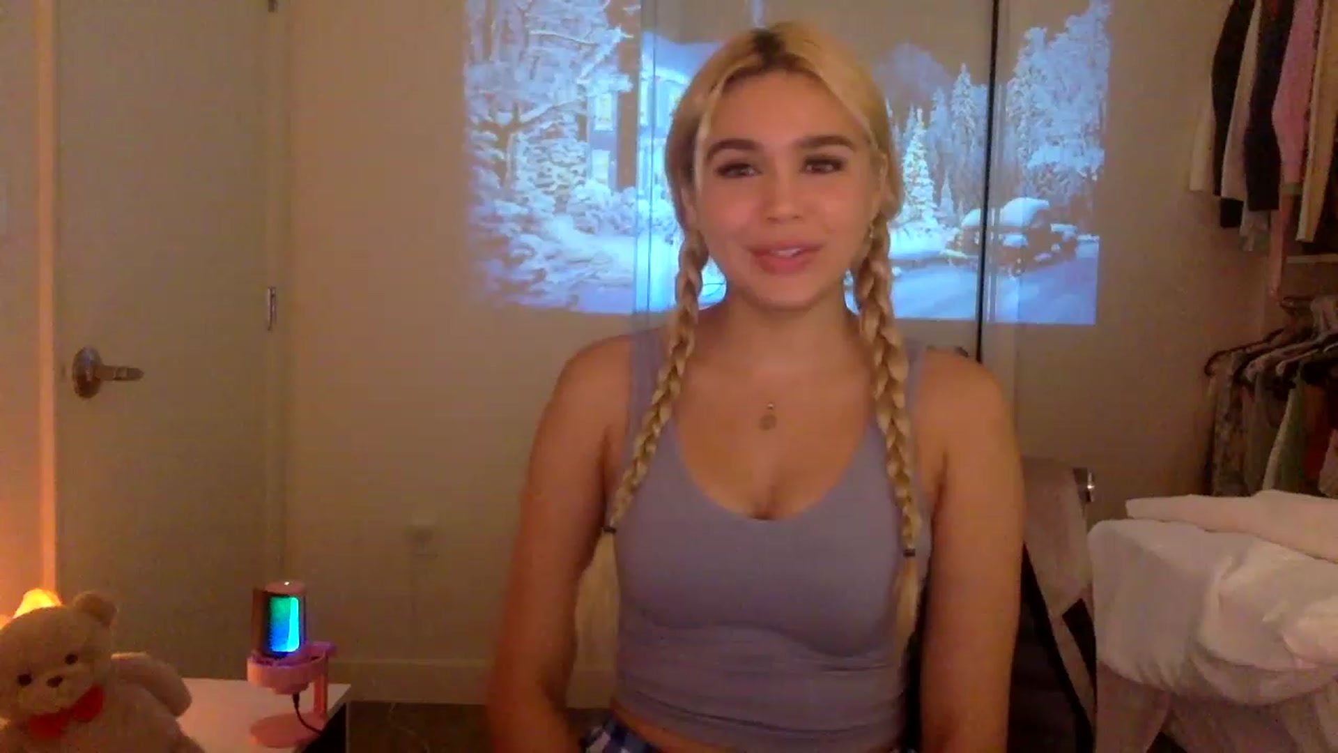 Gallery image thumbnail from sincerelypeny's myfreecams stream on, 12/15/2022, 01:59 image 6 of 20