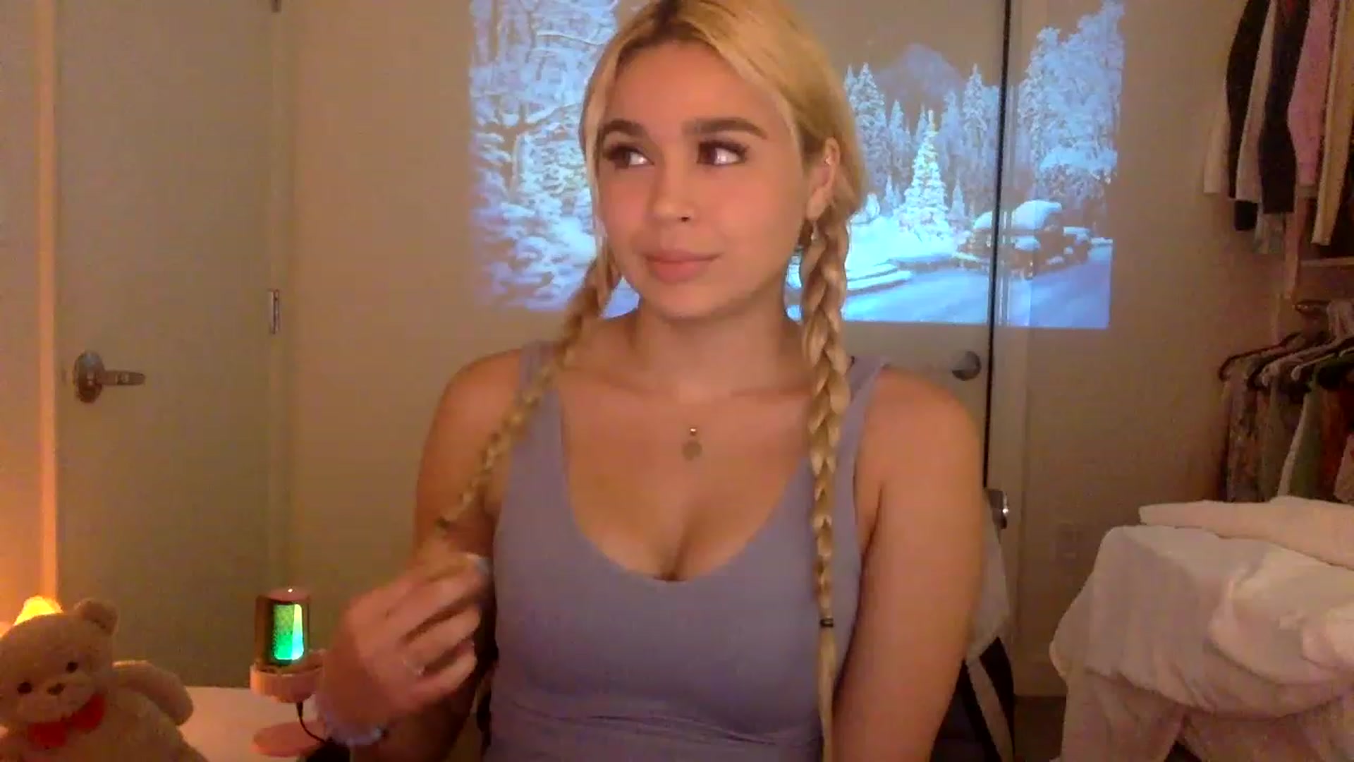 Gallery image thumbnail from sincerelypeny's myfreecams stream on, 12/15/2022, 01:59 image 12 of 20