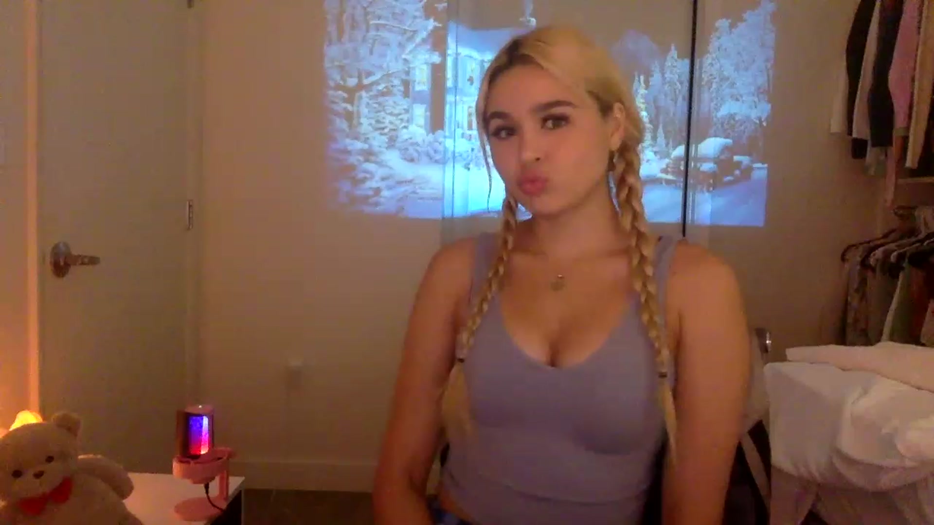 Gallery image thumbnail from sincerelypeny's myfreecams stream on, 12/15/2022, 01:59 image 7 of 20