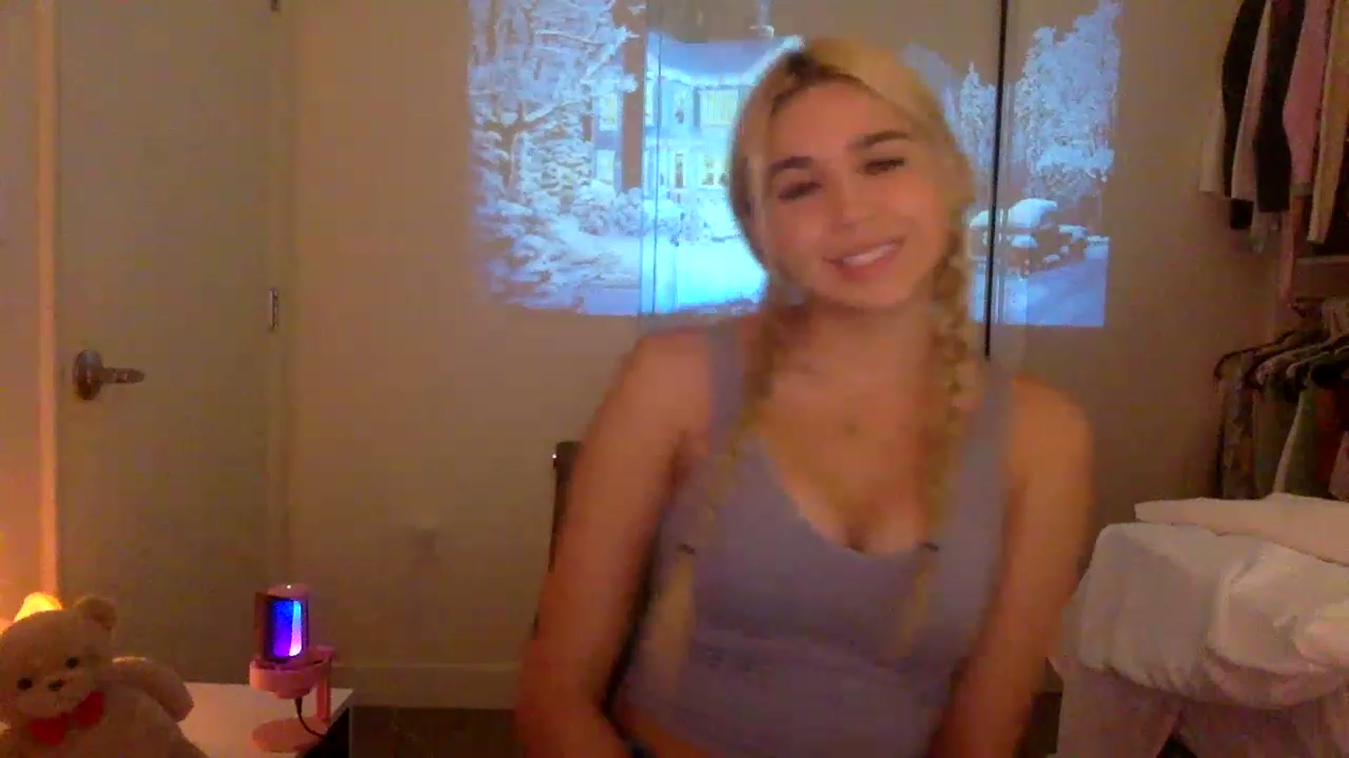 Gallery image thumbnail from sincerelypeny's myfreecams stream on, 12/15/2022, 01:59 image 9 of 20