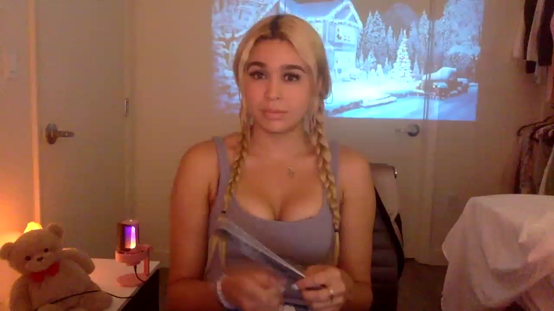 Gallery image thumbnail from sincerelypeny's myfreecams stream on, 12/15/2022, 04:21 image 5 of 20