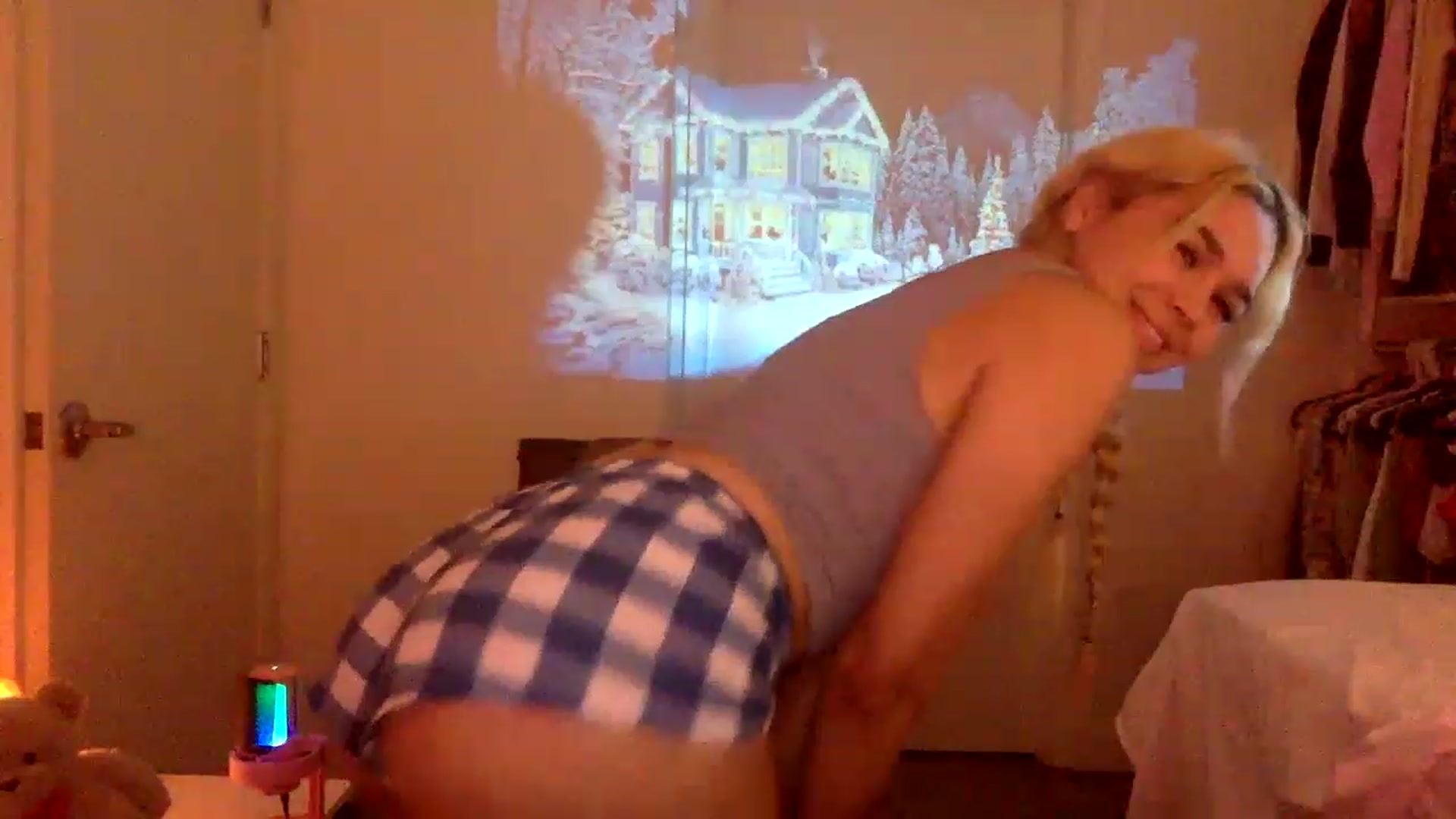 Gallery image thumbnail from sincerelypeny's myfreecams stream on, 12/15/2022, 04:21 image 18 of 20