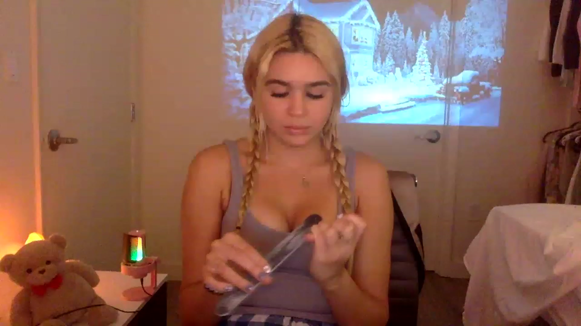 Gallery image thumbnail from sincerelypeny's myfreecams stream on, 12/15/2022, 04:21 image 4 of 20