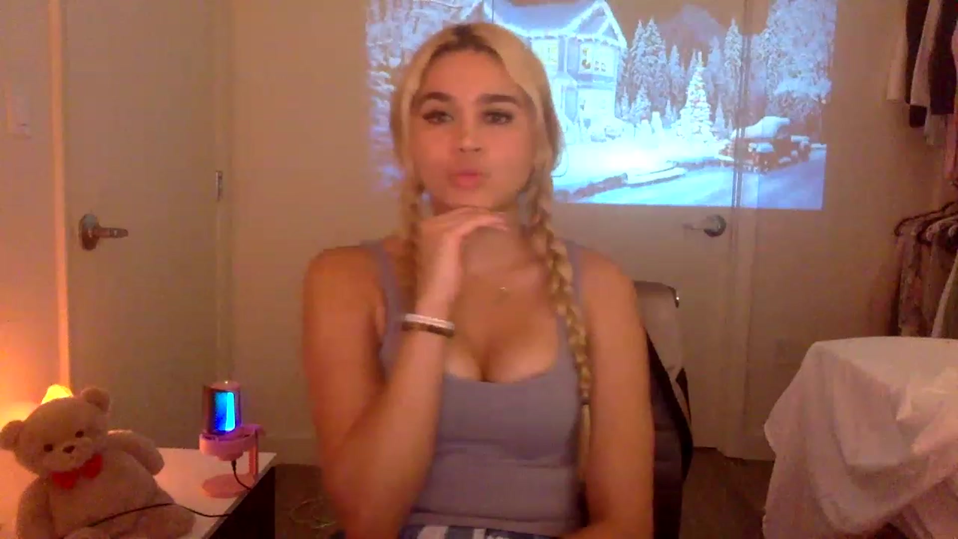 Gallery image thumbnail from sincerelypeny's myfreecams stream on, 12/15/2022, 04:21 image 2 of 20