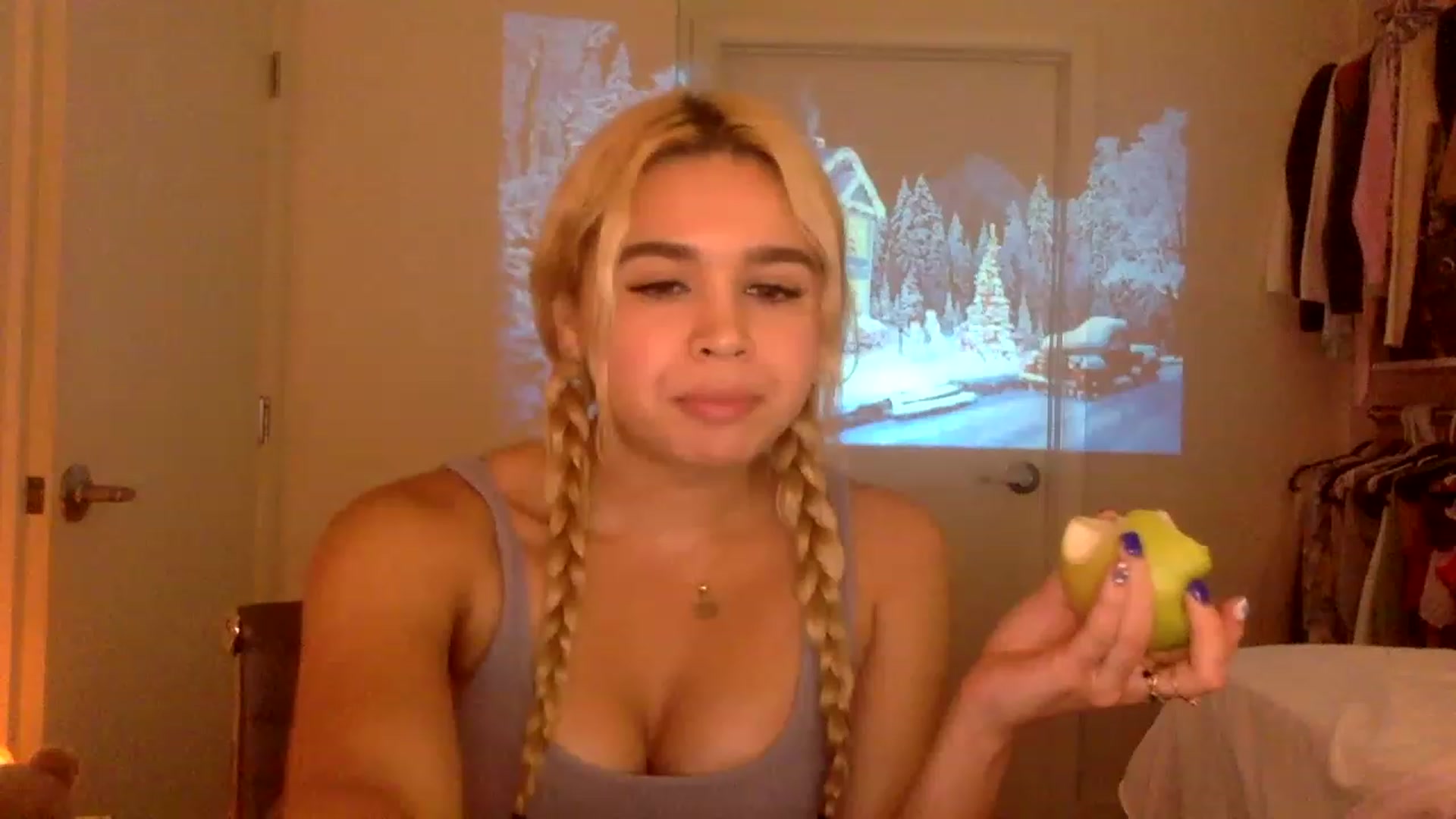 Gallery image thumbnail from sincerelypeny's myfreecams stream on, 12/15/2022, 04:21 image 10 of 20
