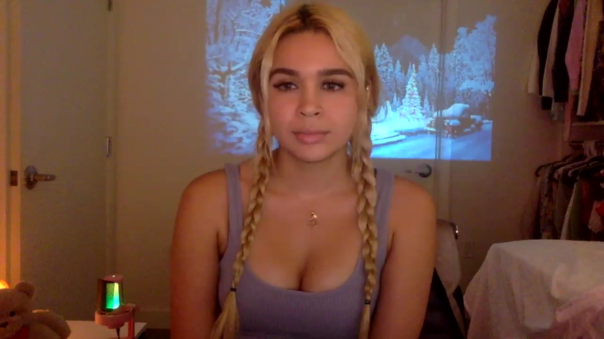 Gallery image thumbnail from sincerelypeny's myfreecams stream on, 12/15/2022, 04:21 image 14 of 20