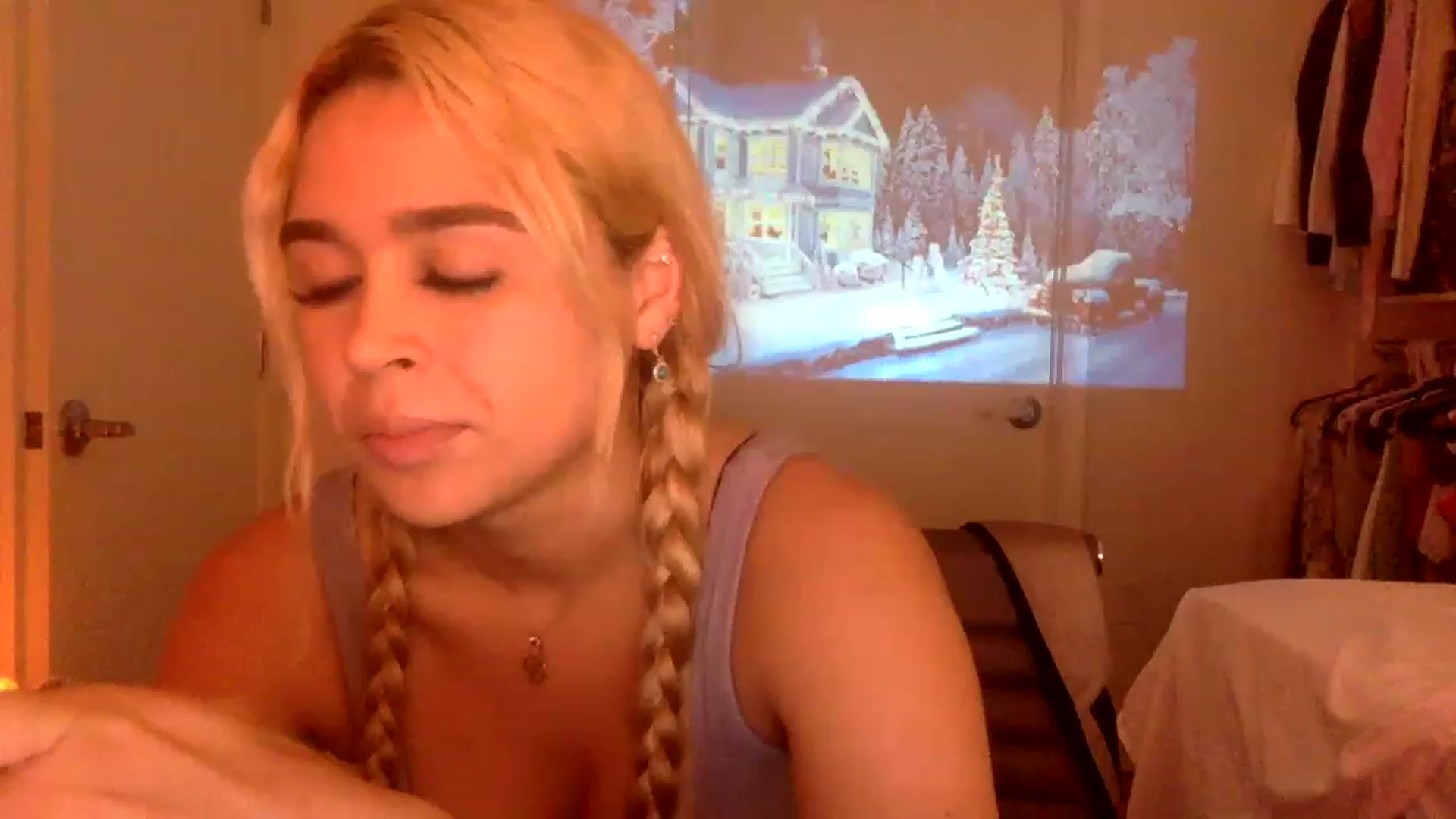 Gallery image thumbnail from sincerelypeny's myfreecams stream on, 12/15/2022, 04:21 image 15 of 20