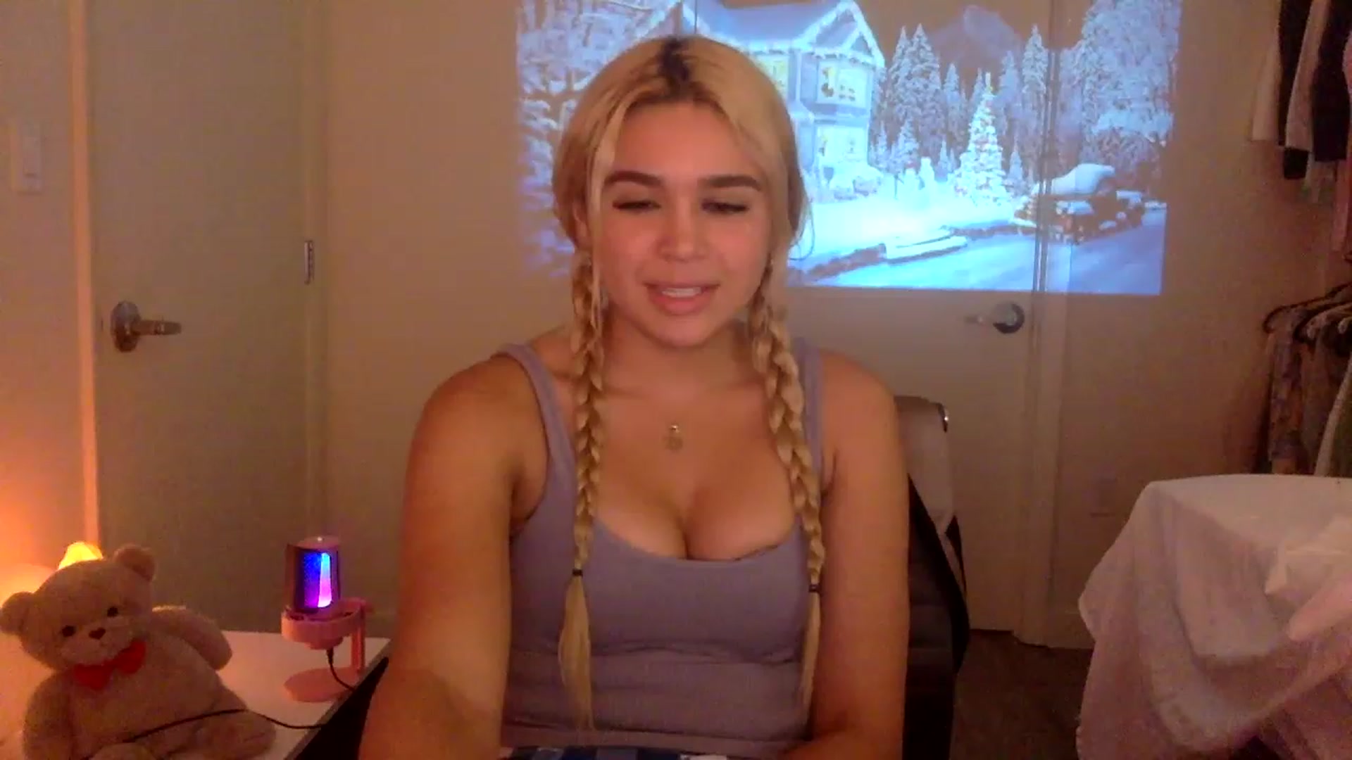 Gallery image thumbnail from sincerelypeny's myfreecams stream on, 12/15/2022, 04:21 image 1 of 20
