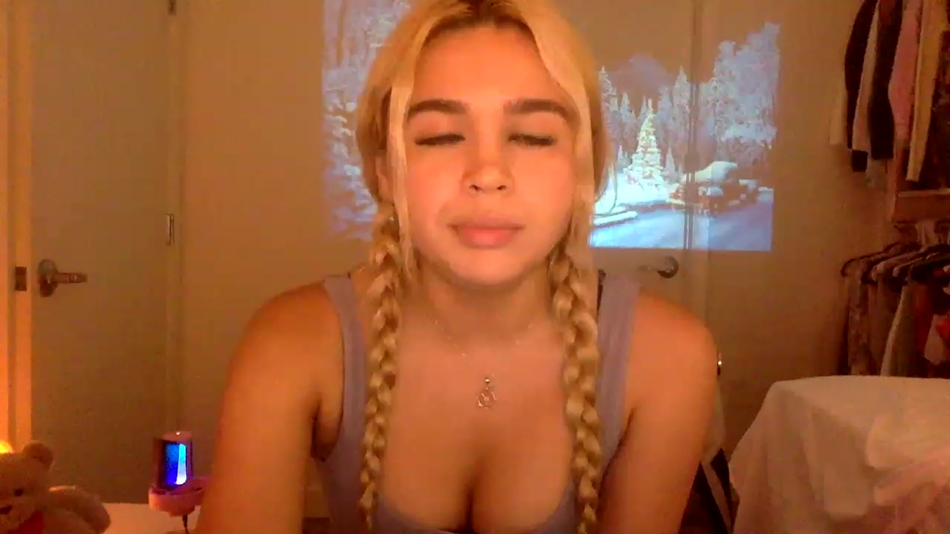 Gallery image thumbnail from sincerelypeny's myfreecams stream on, 12/15/2022, 04:21 image 12 of 20