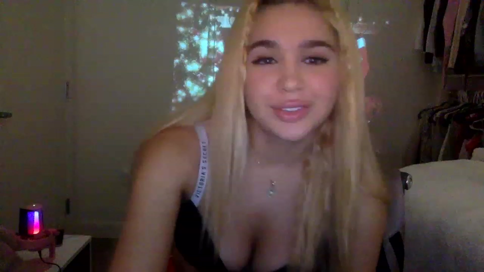Gallery image thumbnail from sincerelypeny's myfreecams stream on, 12/16/2022, 03:05 image 10 of 20