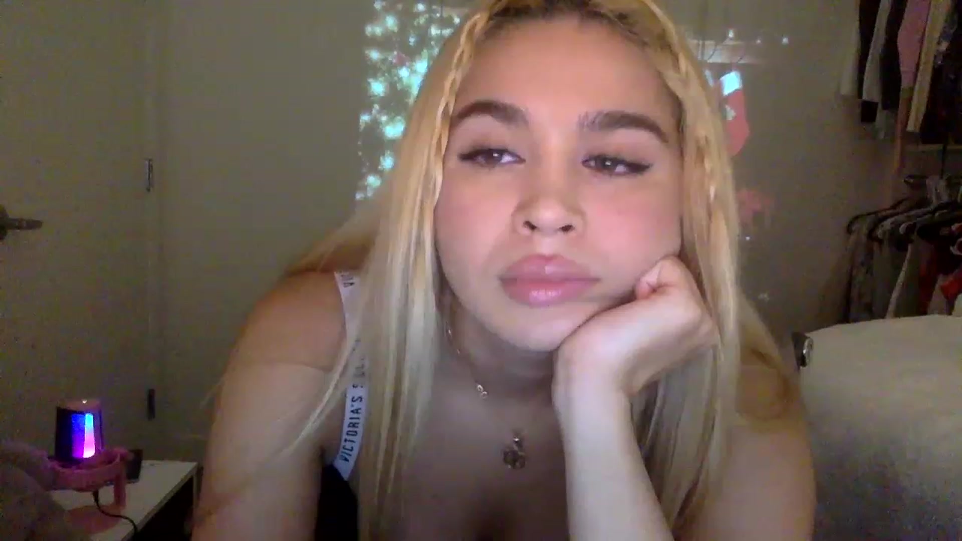 Gallery image thumbnail from sincerelypeny's myfreecams stream on, 12/16/2022, 03:05 image 6 of 20