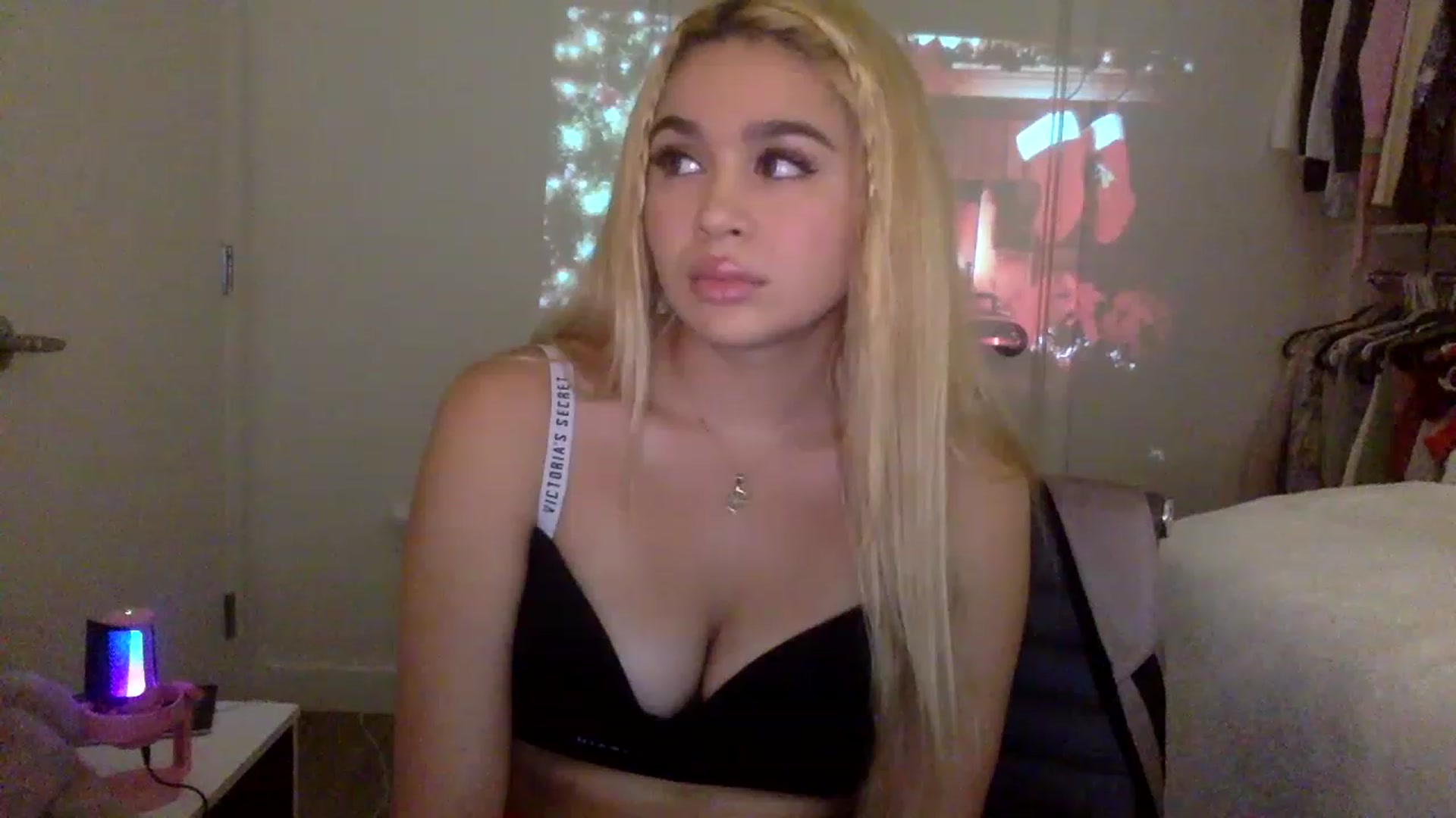 Gallery image thumbnail from sincerelypeny's myfreecams stream on, 12/16/2022, 03:05 image 4 of 20