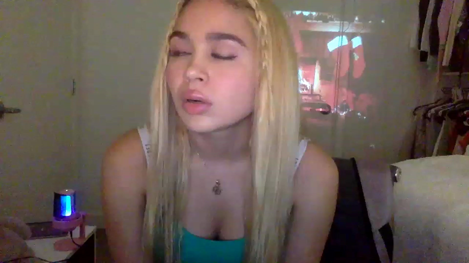 Gallery image thumbnail from sincerelypeny's myfreecams stream on, 12/16/2022, 03:05 image 1 of 20