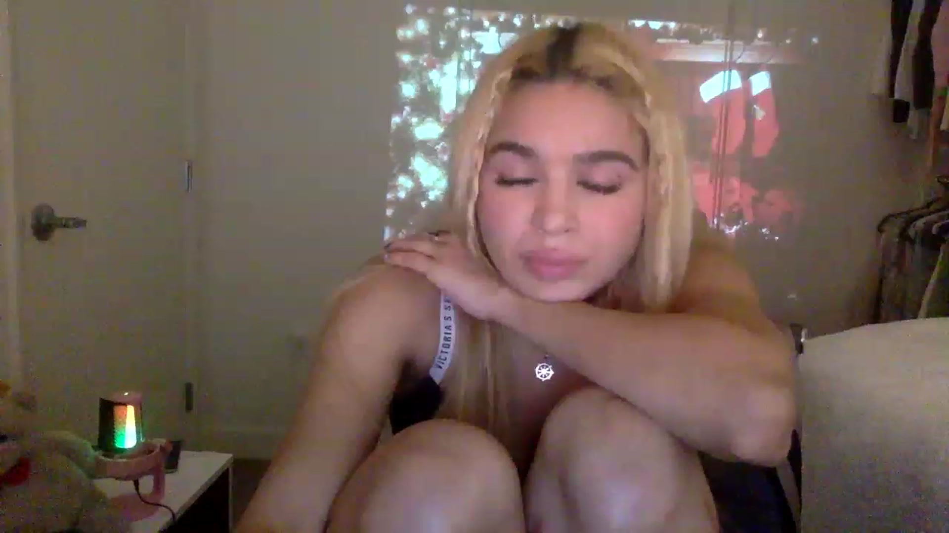 Gallery image thumbnail from sincerelypeny's myfreecams stream on, 12/16/2022, 03:05 image 16 of 20