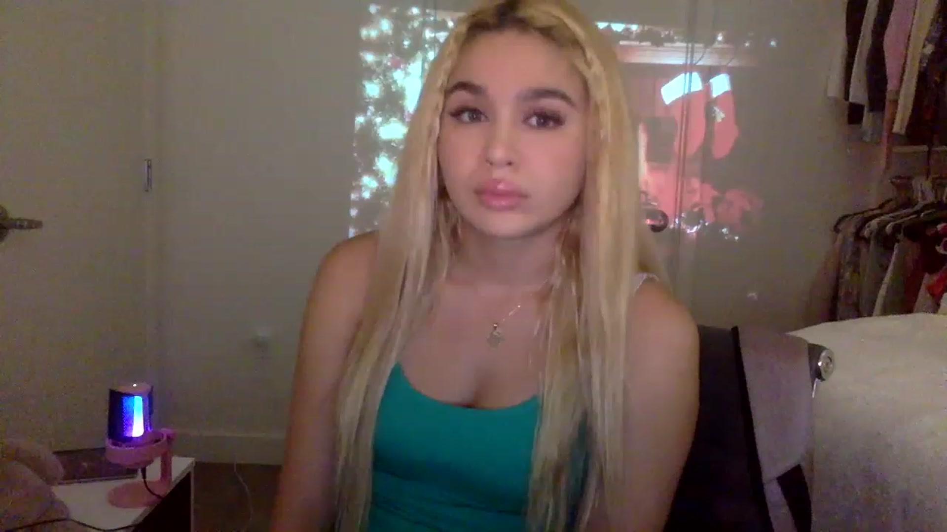 Gallery image thumbnail from sincerelypeny's myfreecams stream on, 12/16/2022, 03:05 image 3 of 20
