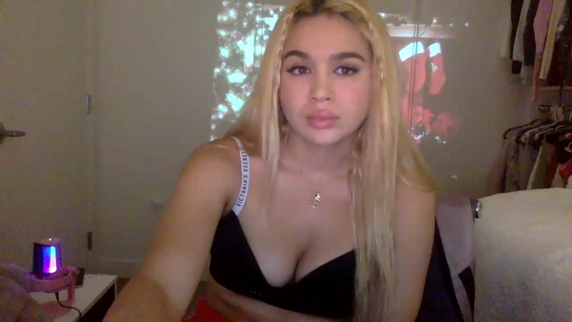 Gallery image thumbnail from sincerelypeny's myfreecams stream on, 12/16/2022, 03:05 image 5 of 20