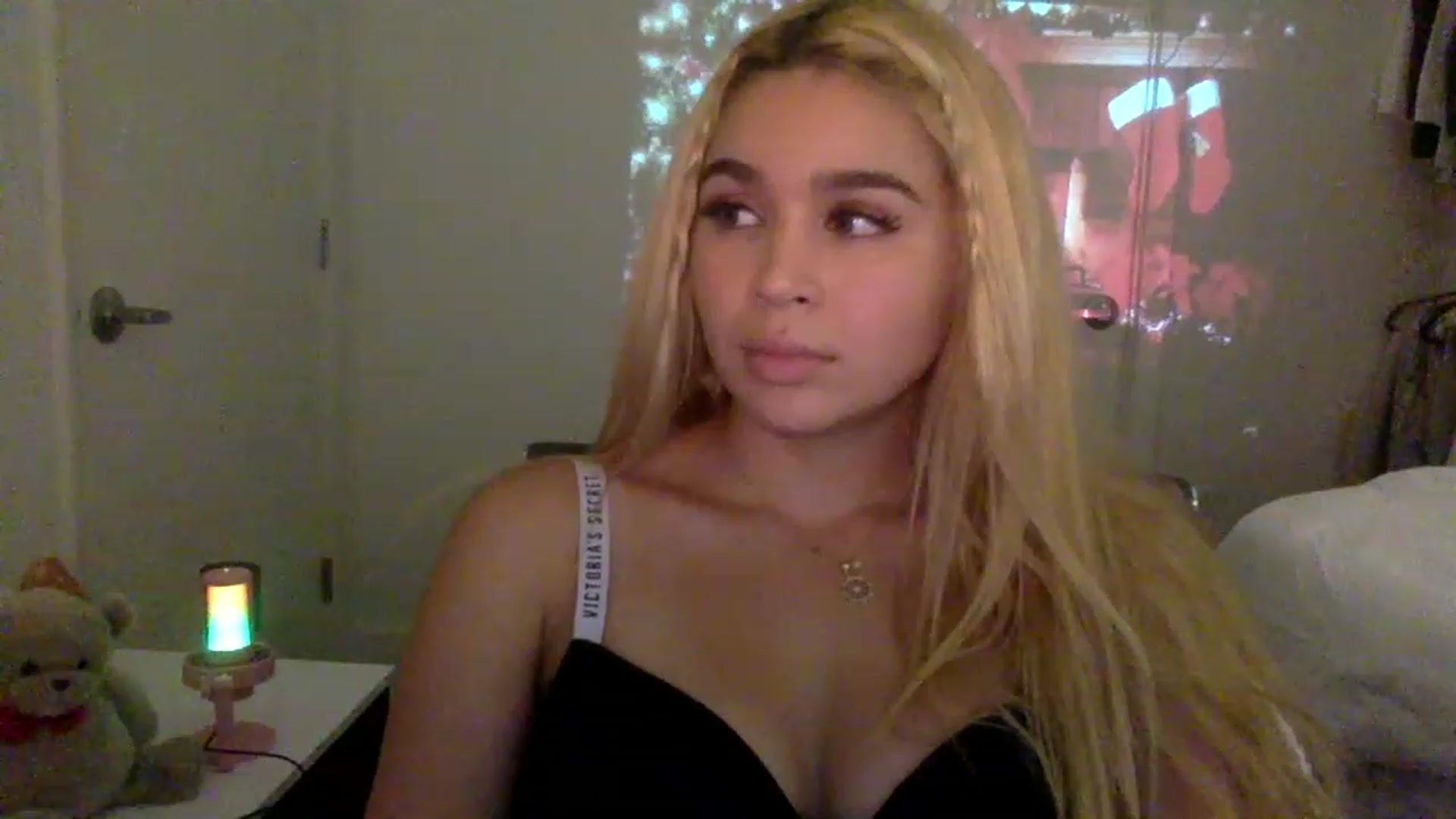 Gallery image thumbnail from sincerelypeny's myfreecams stream on, 12/16/2022, 04:54 image 10 of 20