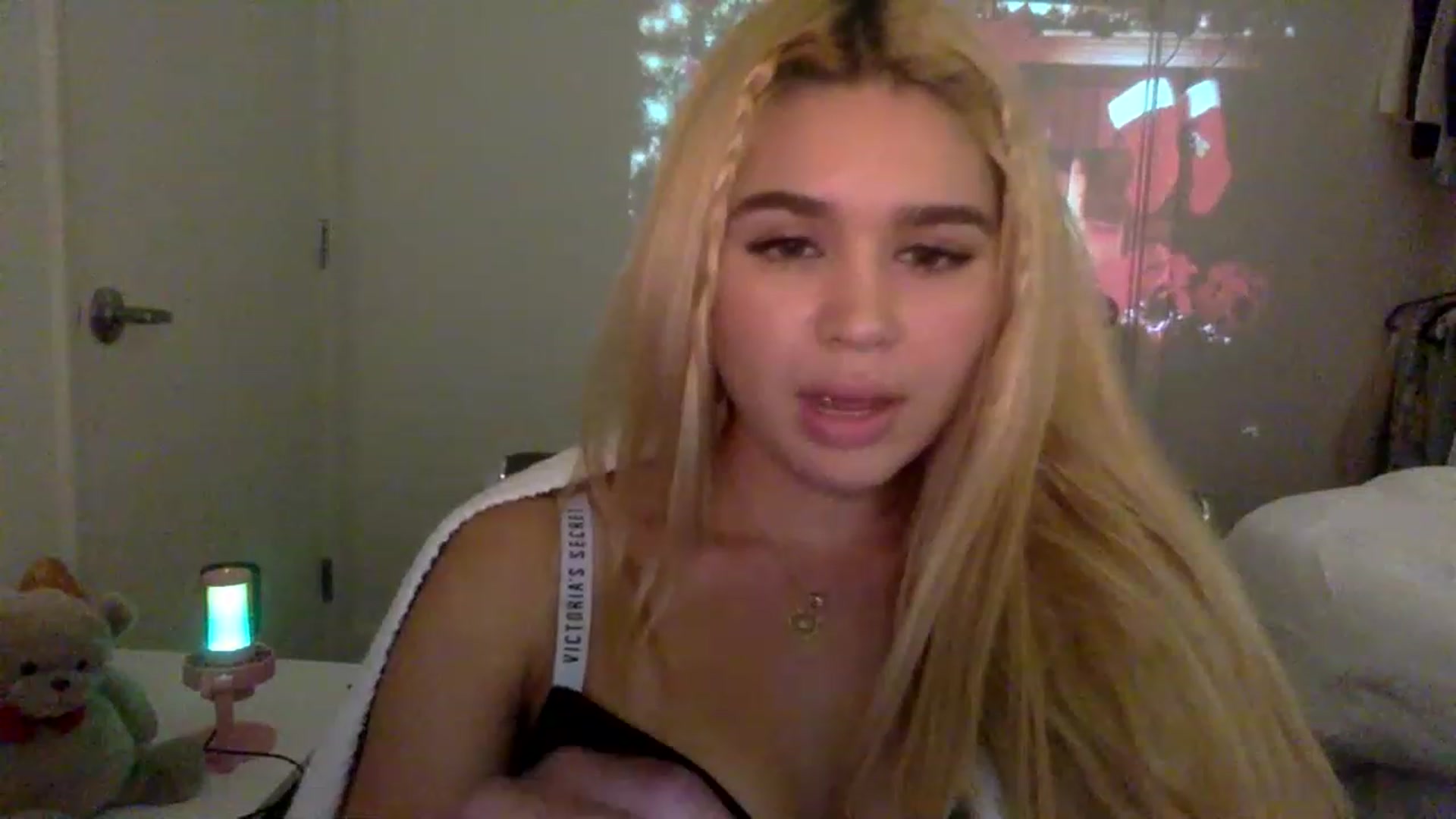 Gallery image thumbnail from sincerelypeny's myfreecams stream on, 12/16/2022, 04:54 image 5 of 20