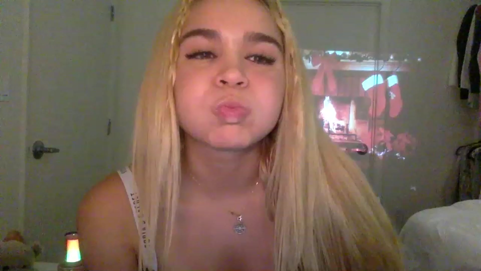 Gallery image thumbnail from sincerelypeny's myfreecams stream on, 12/16/2022, 04:54 image 13 of 20