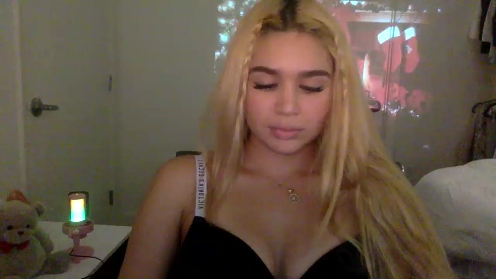 Gallery image thumbnail from sincerelypeny's myfreecams stream on, 12/16/2022, 04:54 image 9 of 20