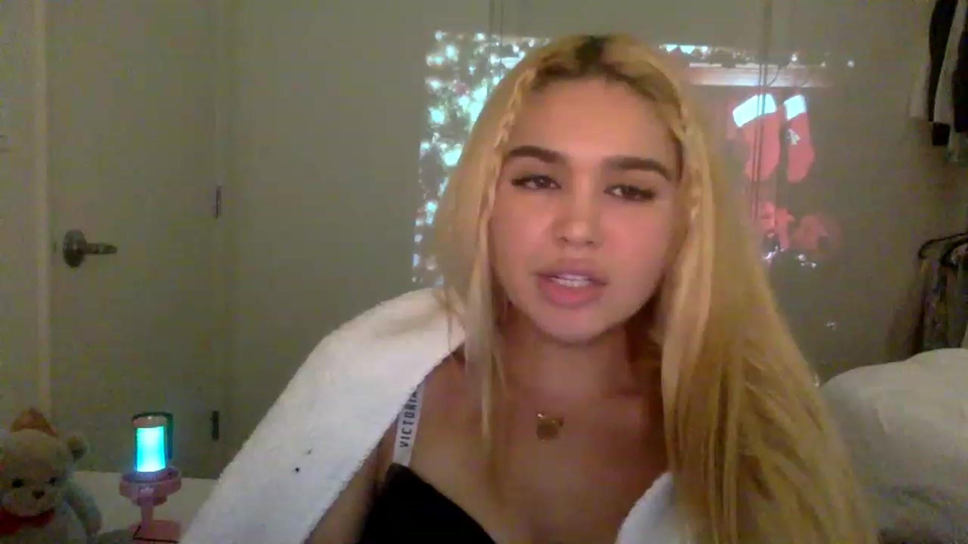 Gallery image thumbnail from sincerelypeny's myfreecams stream on, 12/16/2022, 04:54 image 1 of 20
