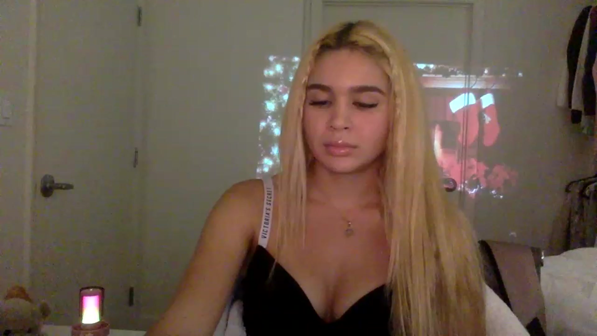 Gallery image thumbnail from sincerelypeny's myfreecams stream on, 12/16/2022, 04:54 image 16 of 20