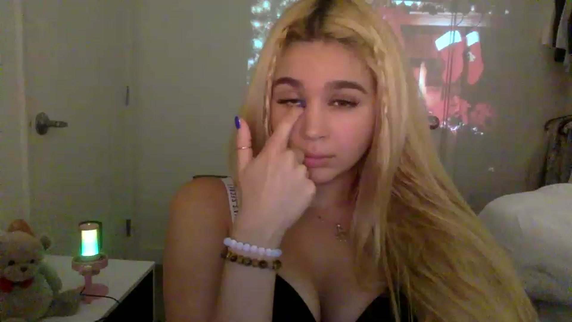 Gallery image thumbnail from sincerelypeny's myfreecams stream on, 12/16/2022, 04:54 image 7 of 20