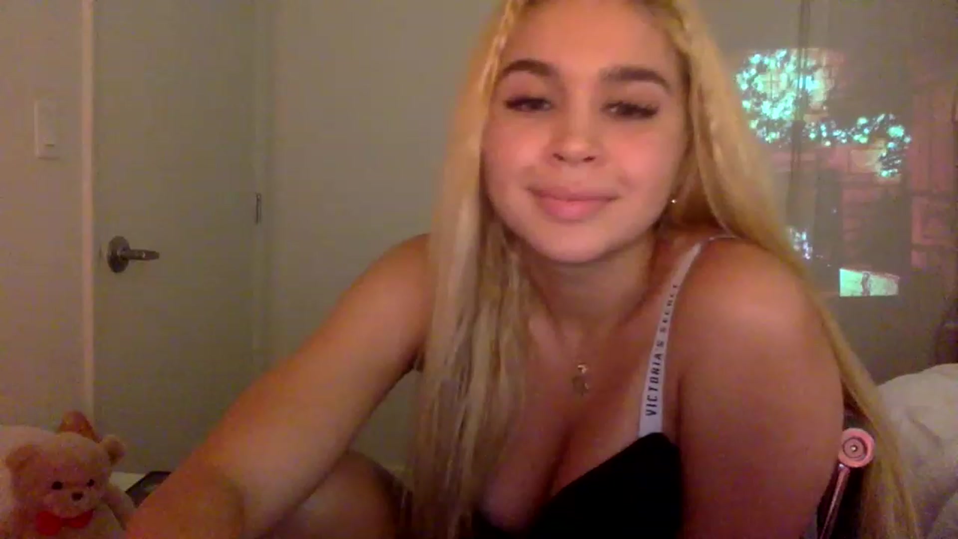Gallery image thumbnail from sincerelypeny's myfreecams stream on, 12/16/2022, 08:48 image 2 of 20