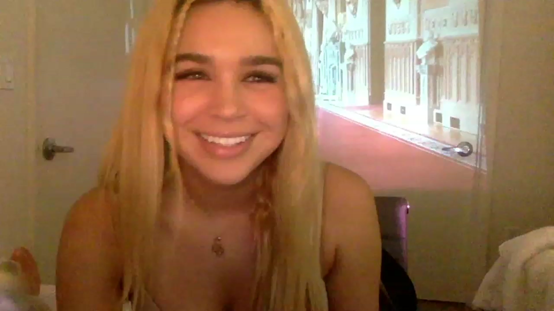 Gallery image thumbnail from sincerelypeny's myfreecams stream on, 12/17/2022, 07:50 image 2 of 20