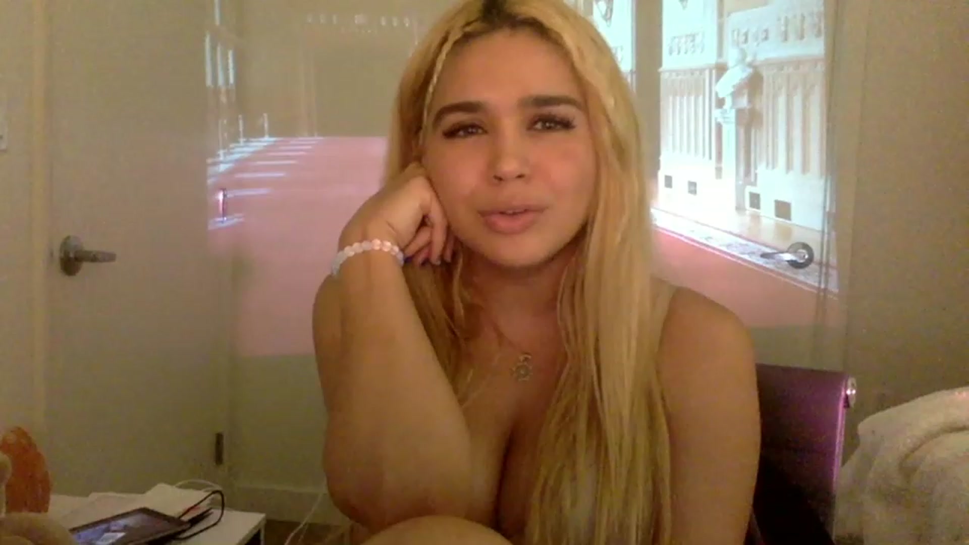 Gallery image thumbnail from sincerelypeny's myfreecams stream on, 12/17/2022, 07:50 image 14 of 20