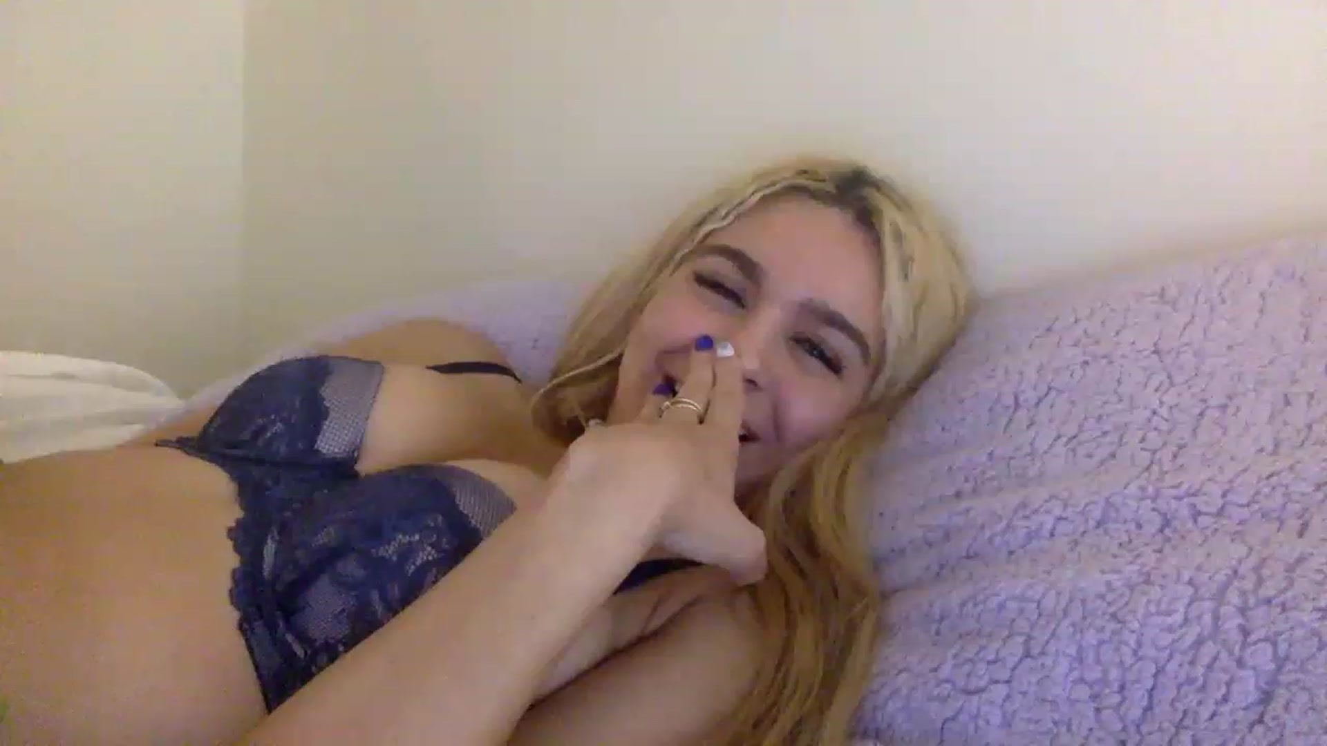 Gallery image thumbnail from sincerelypeny's myfreecams stream on, 12/18/2022, 08:06 image 8 of 20