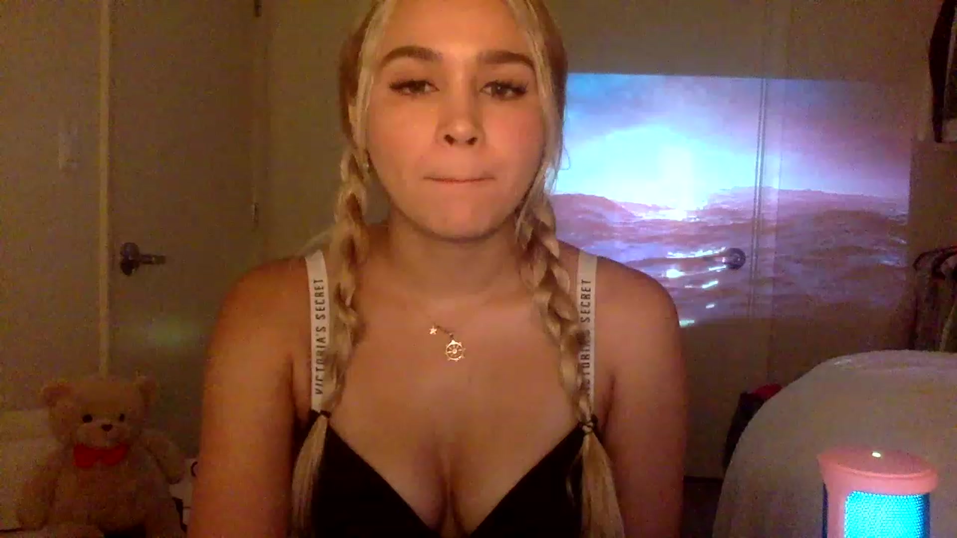 Gallery image thumbnail from sincerelypeny's myfreecams stream on, 12/20/2022, 02:16 image 16 of 20