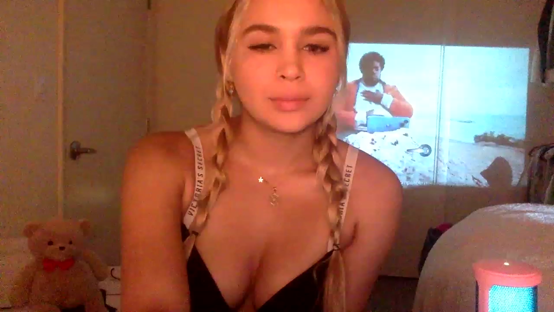 Gallery image thumbnail from sincerelypeny's myfreecams stream on, 12/20/2022, 02:16 image 13 of 20