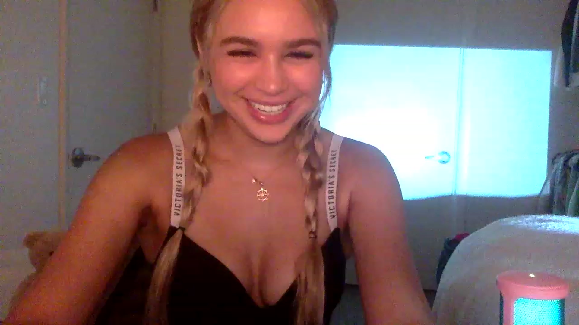 Gallery image thumbnail from sincerelypeny's myfreecams stream on, 12/20/2022, 02:16 image 1 of 20