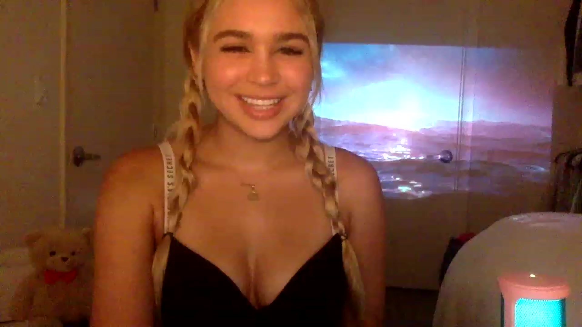Gallery image thumbnail from sincerelypeny's myfreecams stream on, 12/20/2022, 02:16 image 3 of 20
