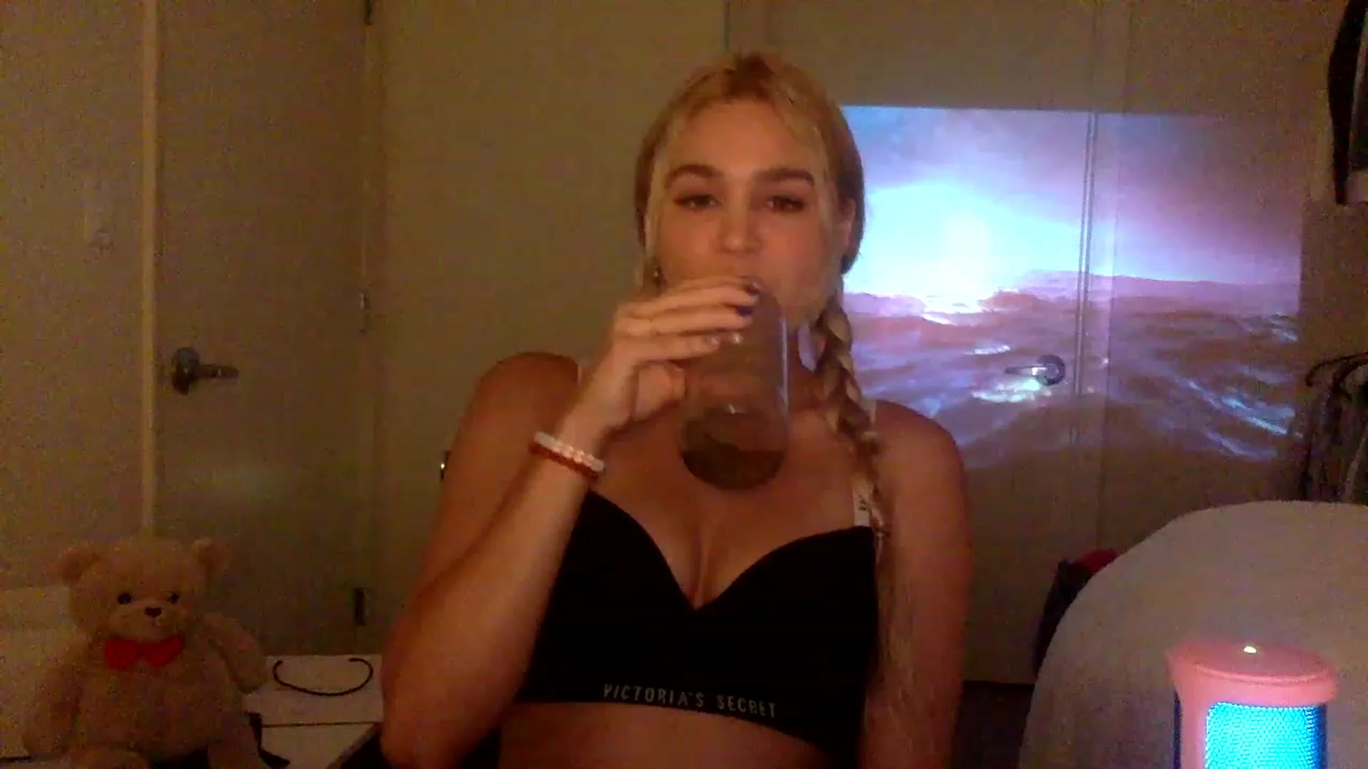 Gallery image thumbnail from sincerelypeny's myfreecams stream on, 12/20/2022, 02:16 image 20 of 20