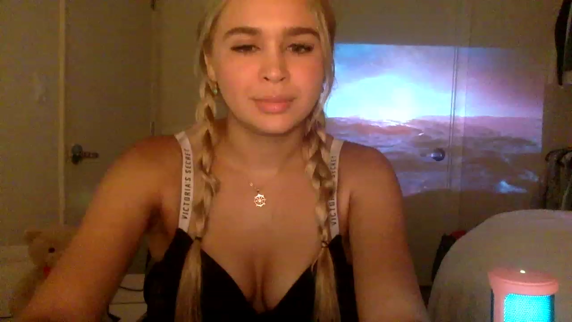 Gallery image thumbnail from sincerelypeny's myfreecams stream on, 12/20/2022, 02:16 image 7 of 20