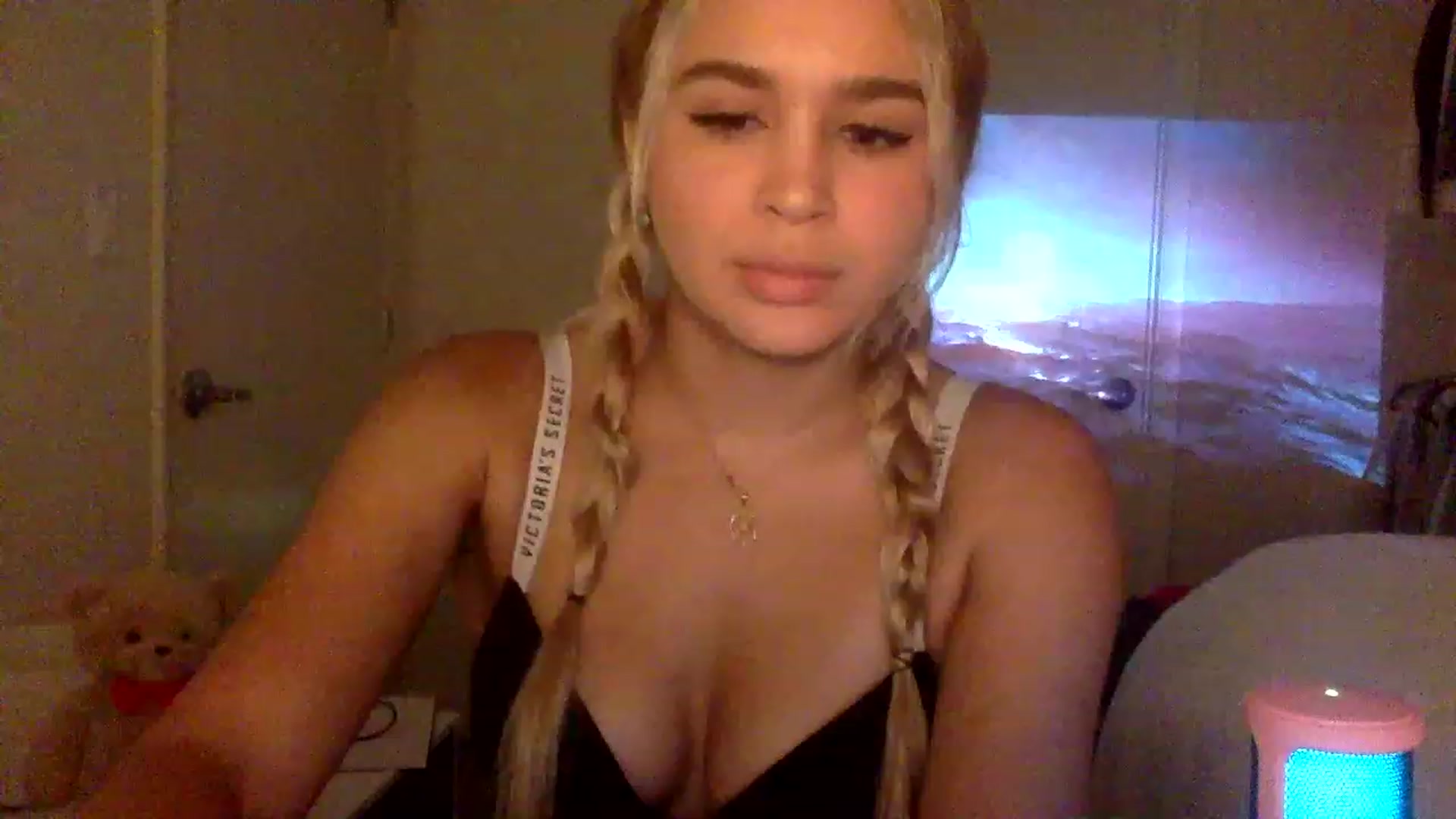 Gallery image thumbnail from sincerelypeny's myfreecams stream on, 12/20/2022, 02:16 image 14 of 20