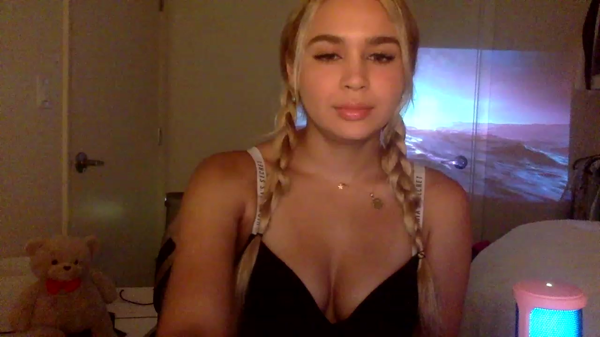Gallery image thumbnail from sincerelypeny's myfreecams stream on, 12/20/2022, 02:16 image 18 of 20