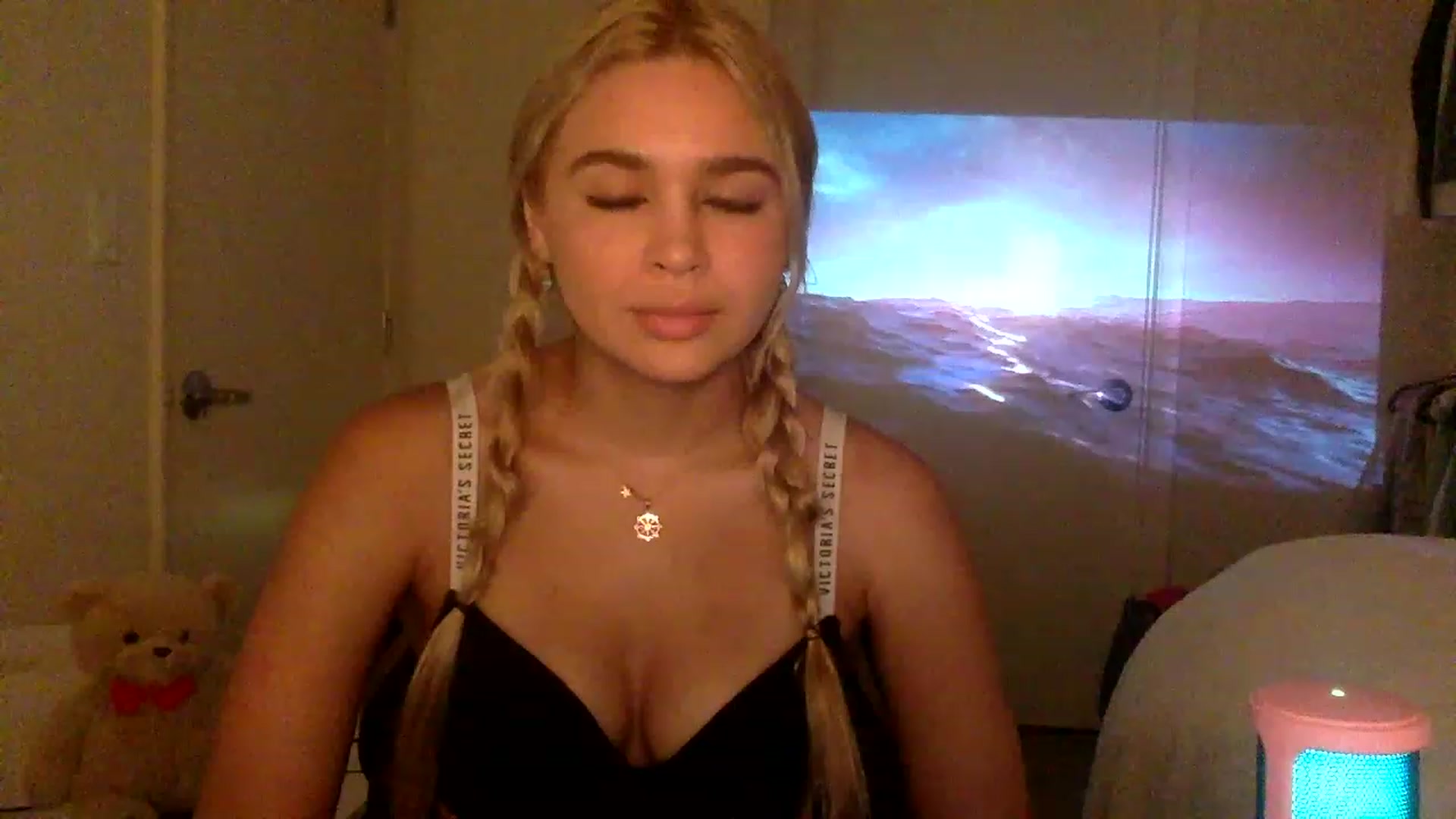 Gallery image thumbnail from sincerelypeny's myfreecams stream on, 12/20/2022, 02:16 image 6 of 20