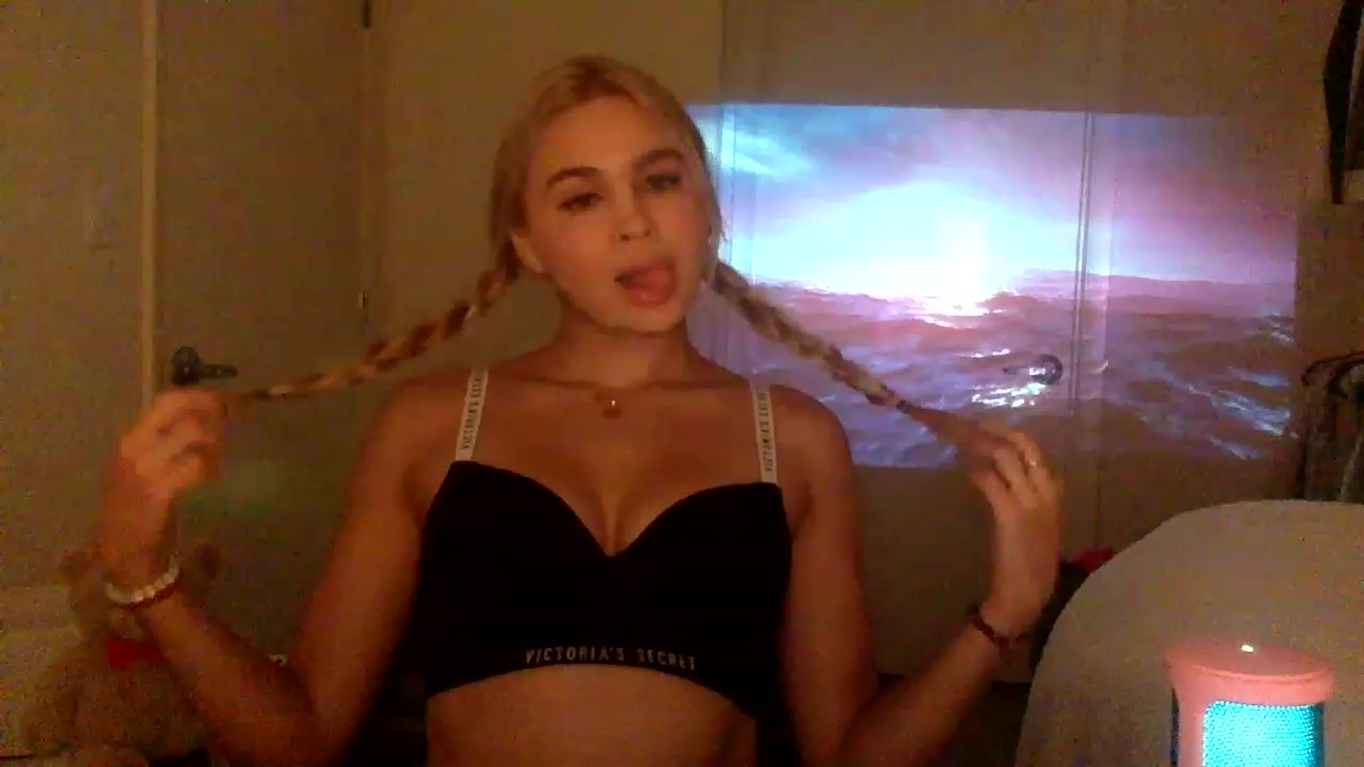 Gallery image thumbnail from sincerelypeny's myfreecams stream on, 12/20/2022, 02:16 image 8 of 20