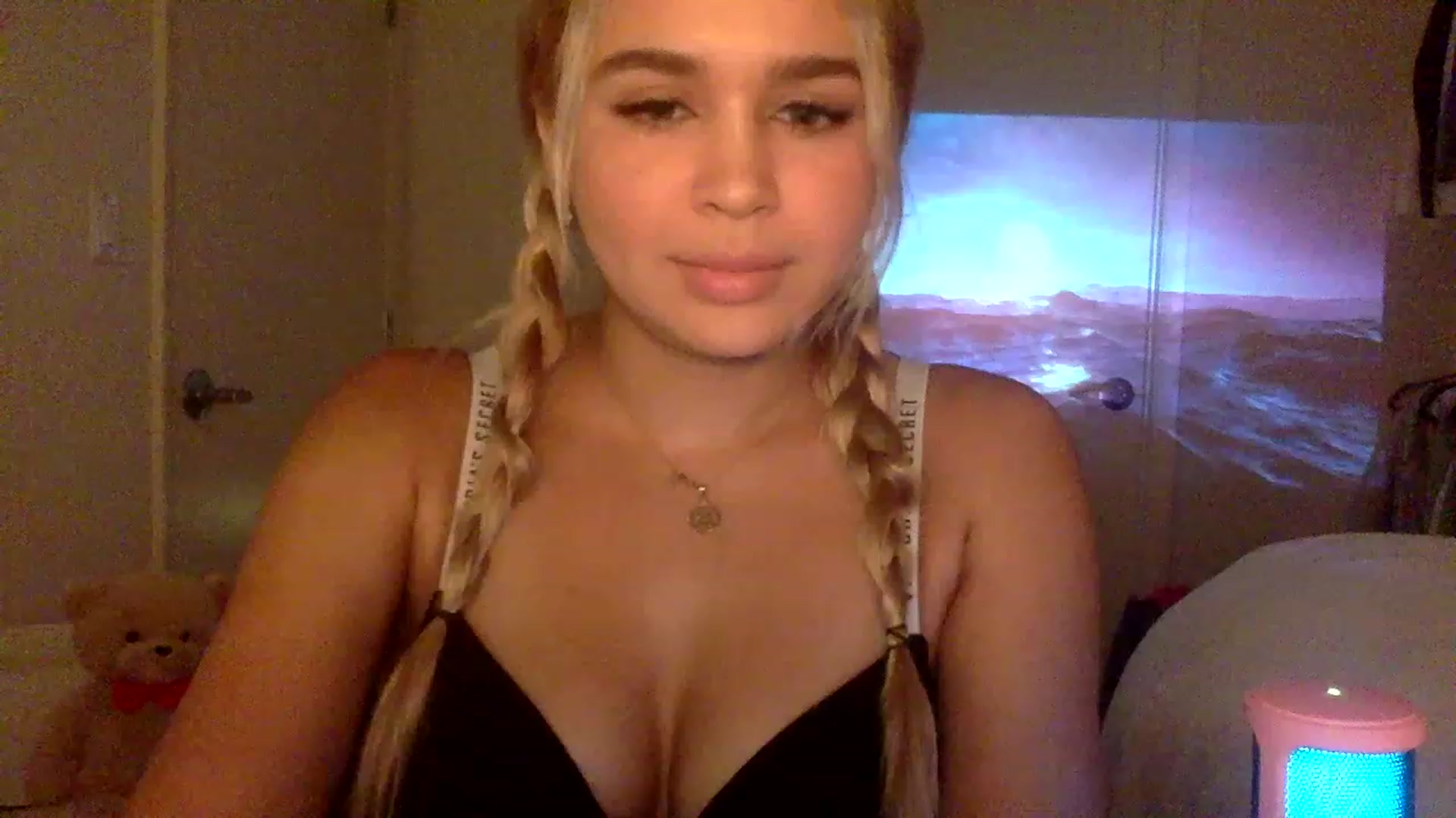 Gallery image thumbnail from sincerelypeny's myfreecams stream on, 12/20/2022, 02:16 image 15 of 20