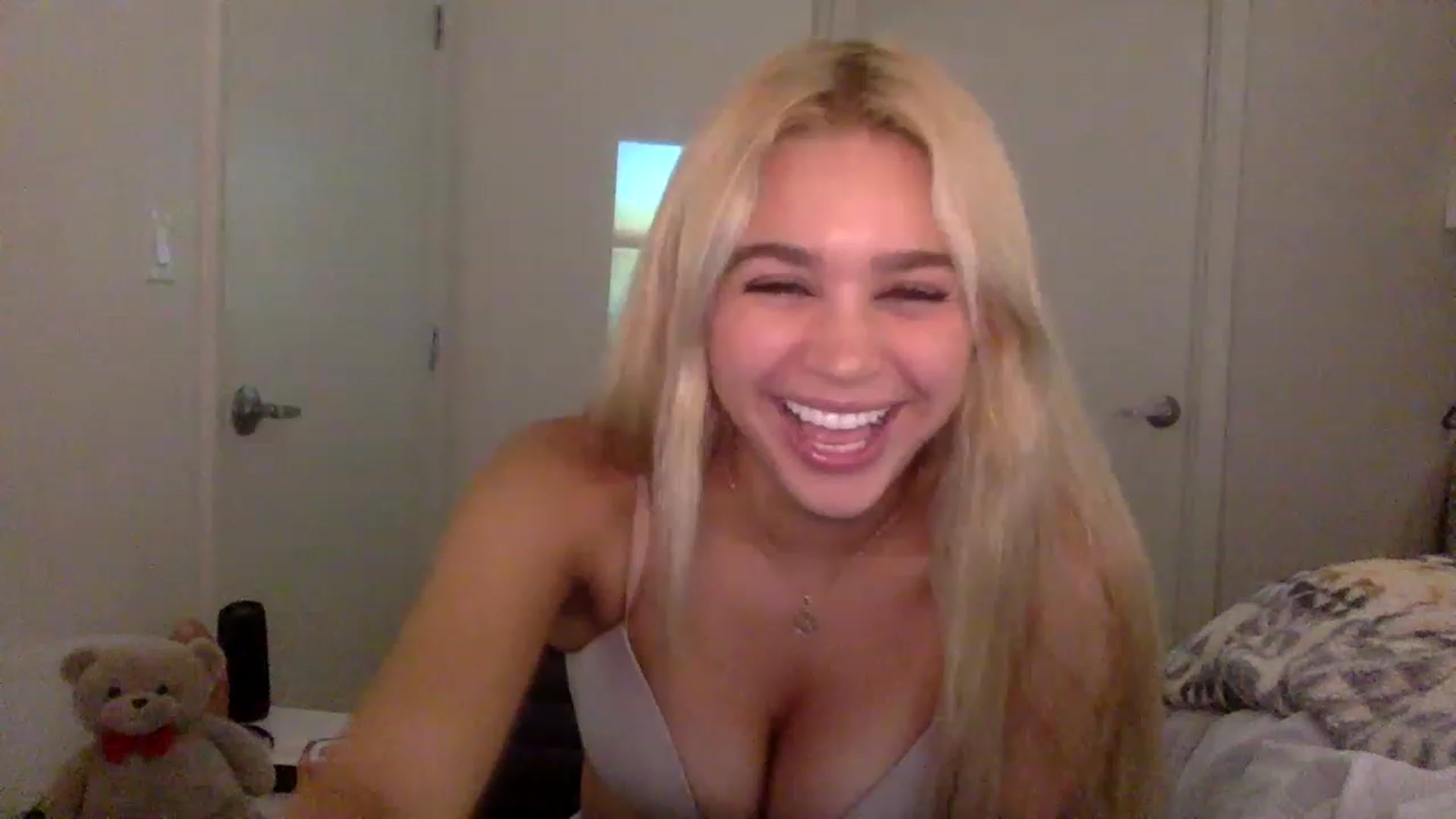 Gallery image thumbnail from sincerelypeny's myfreecams stream on, 12/21/2022, 01:25 image 15 of 20