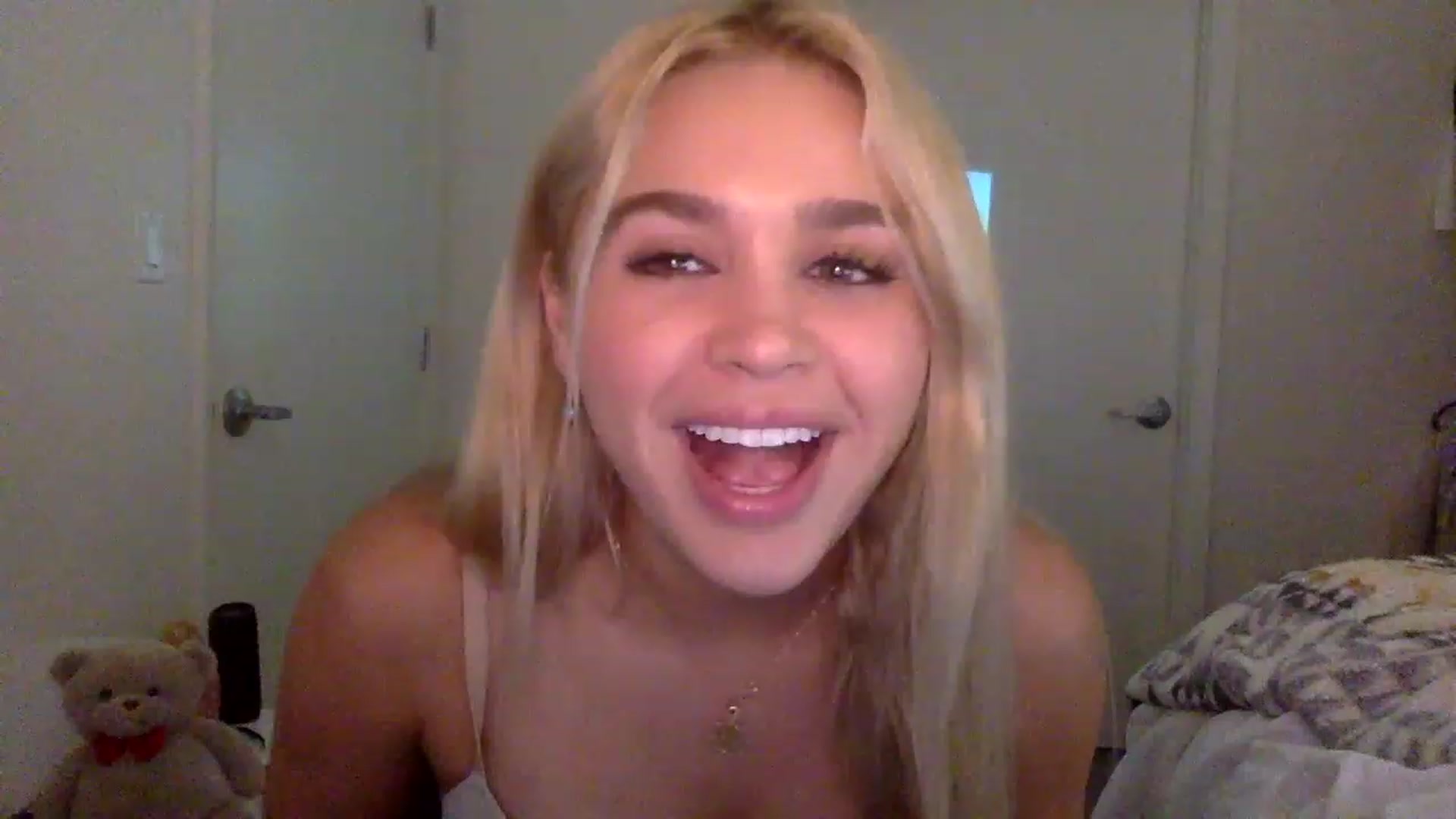 Gallery image thumbnail from sincerelypeny's myfreecams stream on, 12/21/2022, 01:25 image 10 of 20