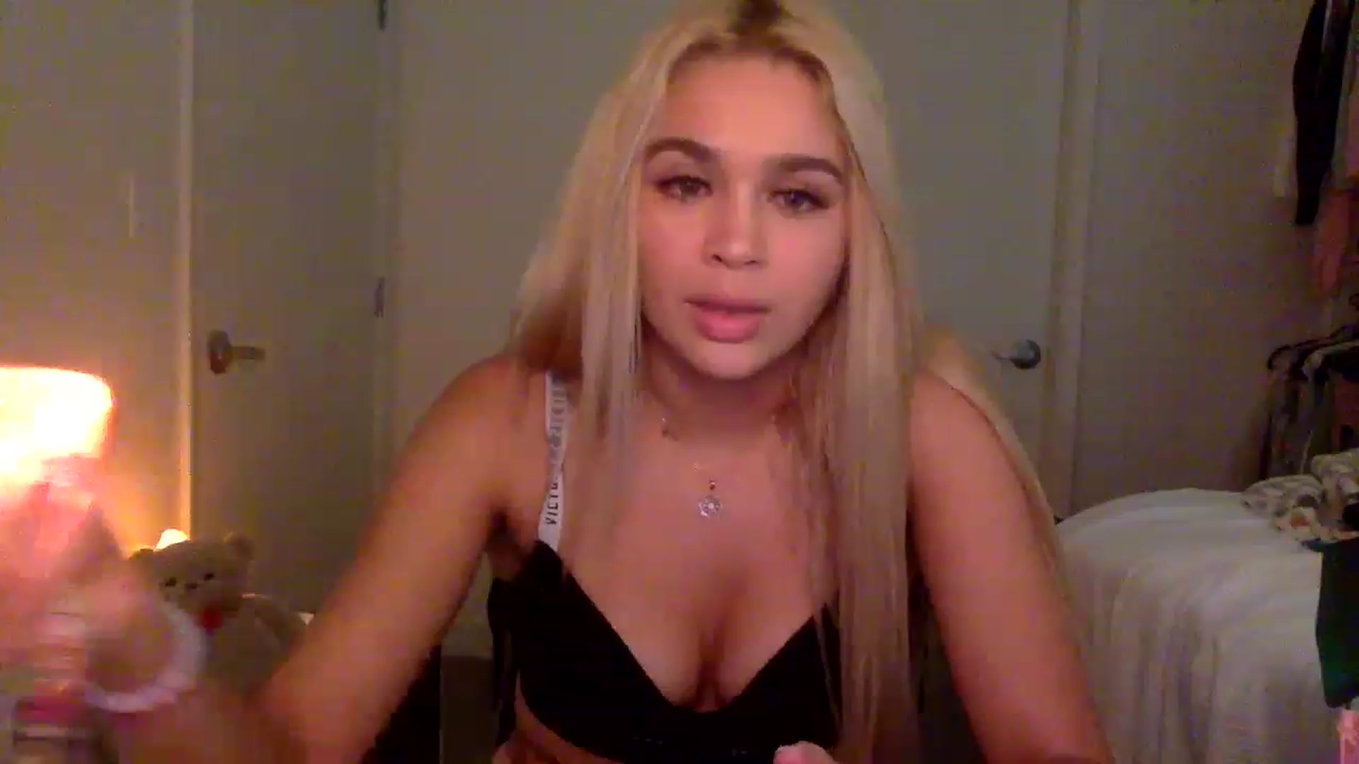 Gallery image thumbnail from sincerelypeny's myfreecams stream on, 12/22/2022, 06:25 image 9 of 20