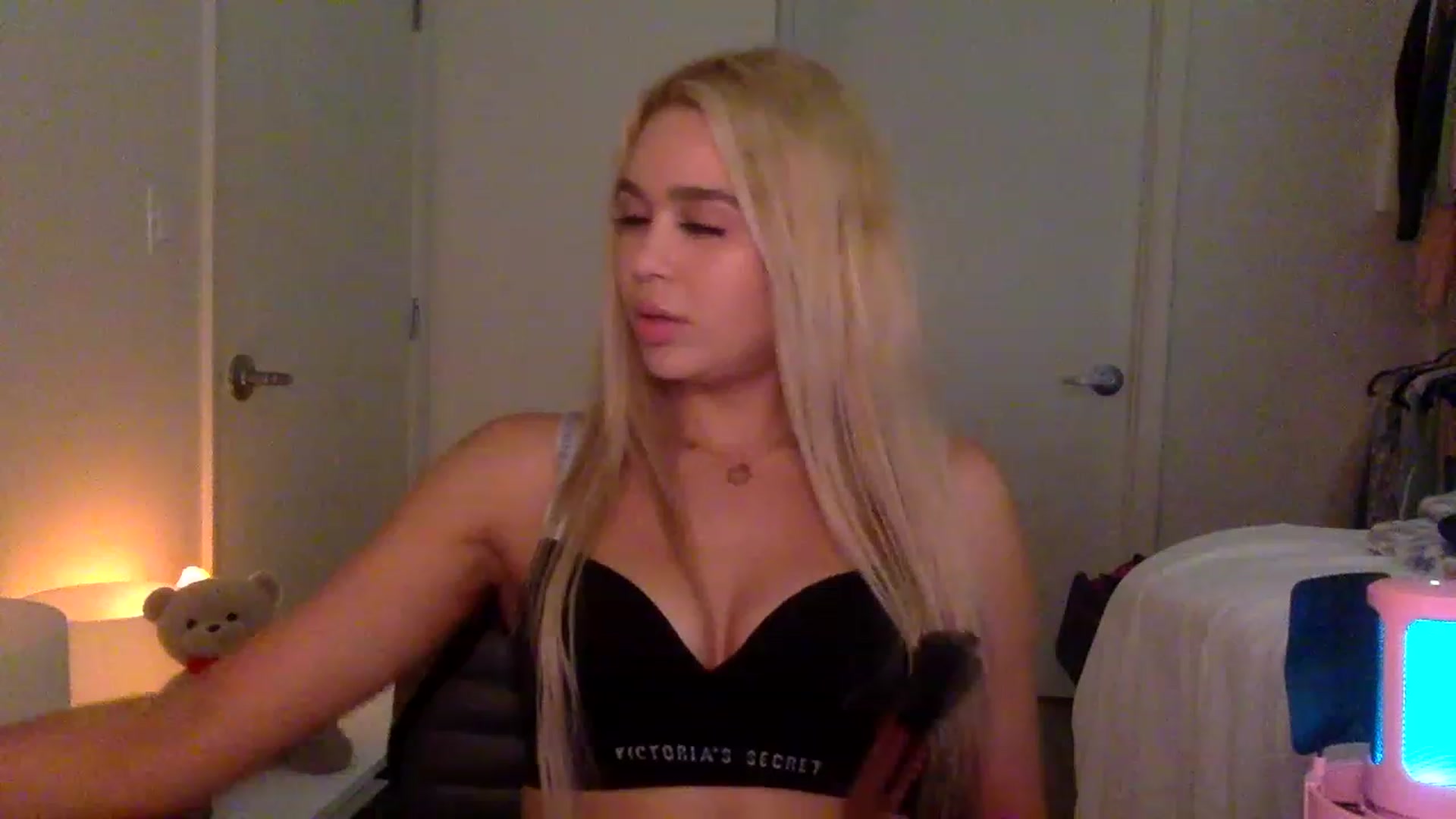 Gallery image thumbnail from sincerelypeny's myfreecams stream on, 12/22/2022, 06:25 image 18 of 20