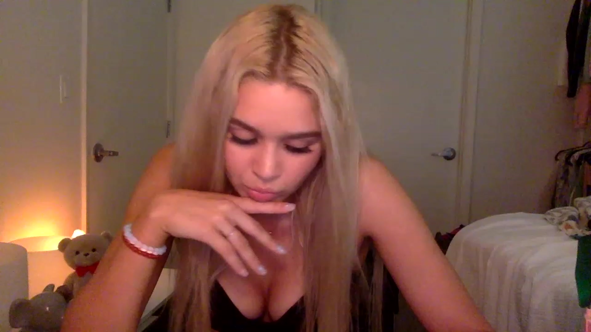 Gallery image thumbnail from sincerelypeny's myfreecams stream on, 12/22/2022, 06:25 image 12 of 20